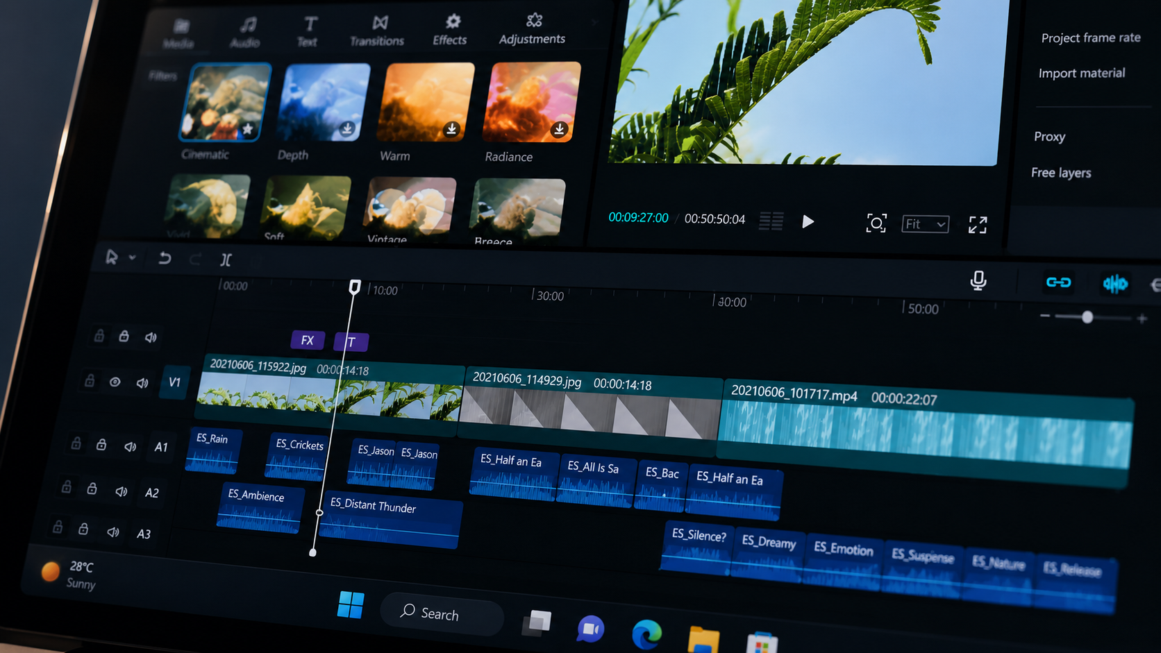 Un primo piano dello schermo di un computer portatile su cui è aperto un software di montaggio video, che mostra diverse tracce video e audio, clip, effetti e opzioni di regolazione su una timeline.