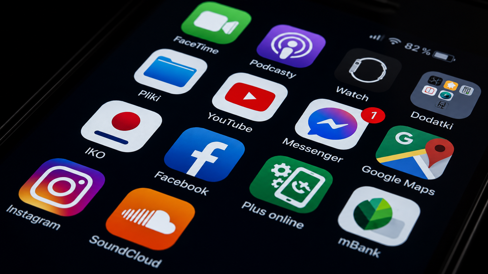 Lo schermo di uno smartphone su cui sono visibili varie icone di app, tra cui YouTube, Facebook, Instagram, Messenger, Google Maps, SoundCloud e altre.