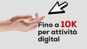 Una mano che si protende con un grande cursore pixelato sopra di essa. Il testo italiano recita: Fino a 10K per attività digital, con 10K evidenziati in rosso. Lo sfondo è grigio chiaro.